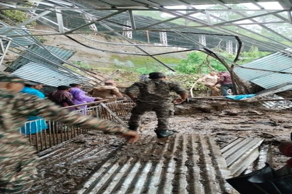   कटरा में 6 बटालियन के जवानों ने बचाव अभियान चलाया